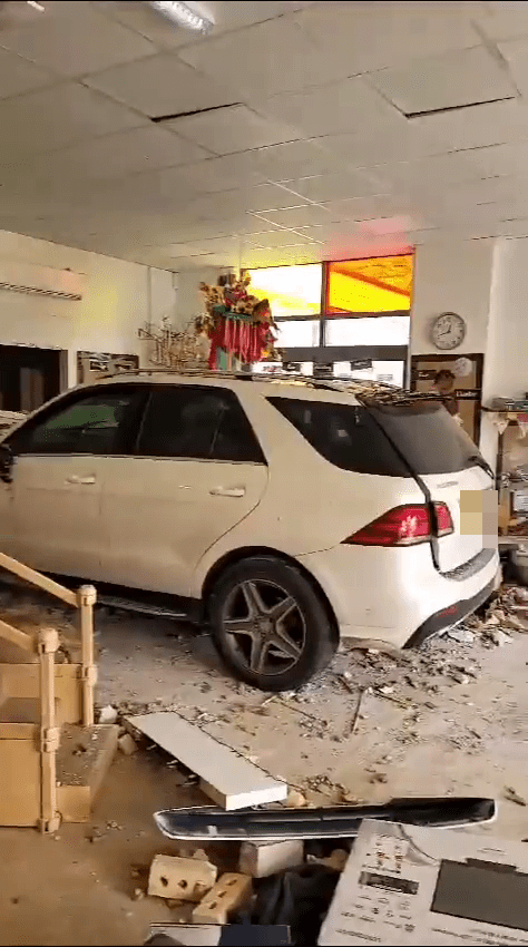 Schoolkids cheat death after ‘drug-driver’ ploughed Mercedes into their classroom [Video]