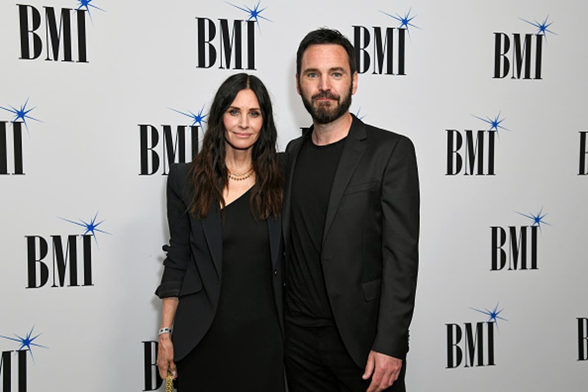 Courteney Cox reveals Johnny McDaid broke up with her one minute into therapy [Video]