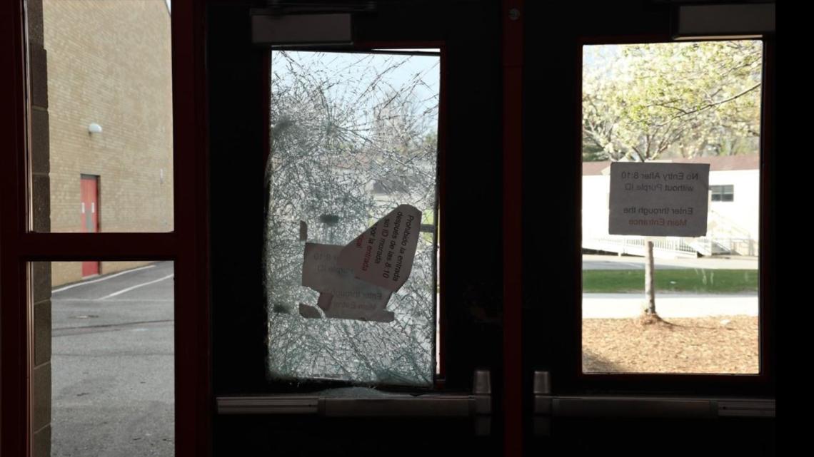 Photos released of suspects in Aurora school break-in [Video]