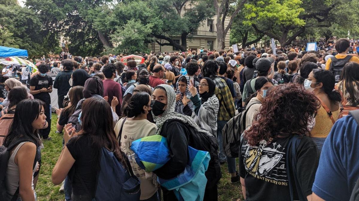 UT Austin protests descend into chaos, anti-Israel students yell at police: 