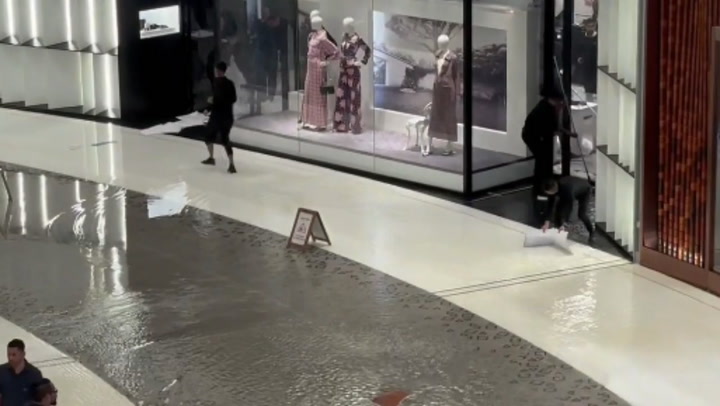 Dubai Mall flooding: Heavy rains wash out Fashion Avenue | News [Video]