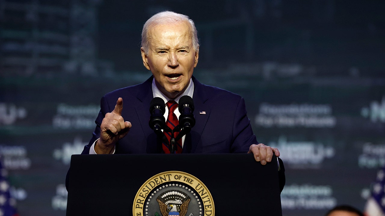 Biden ridiculed after reading ‘pause’ instruction on the teleprompter out loud: ‘I’m Ron Burgundy?’ [Video]