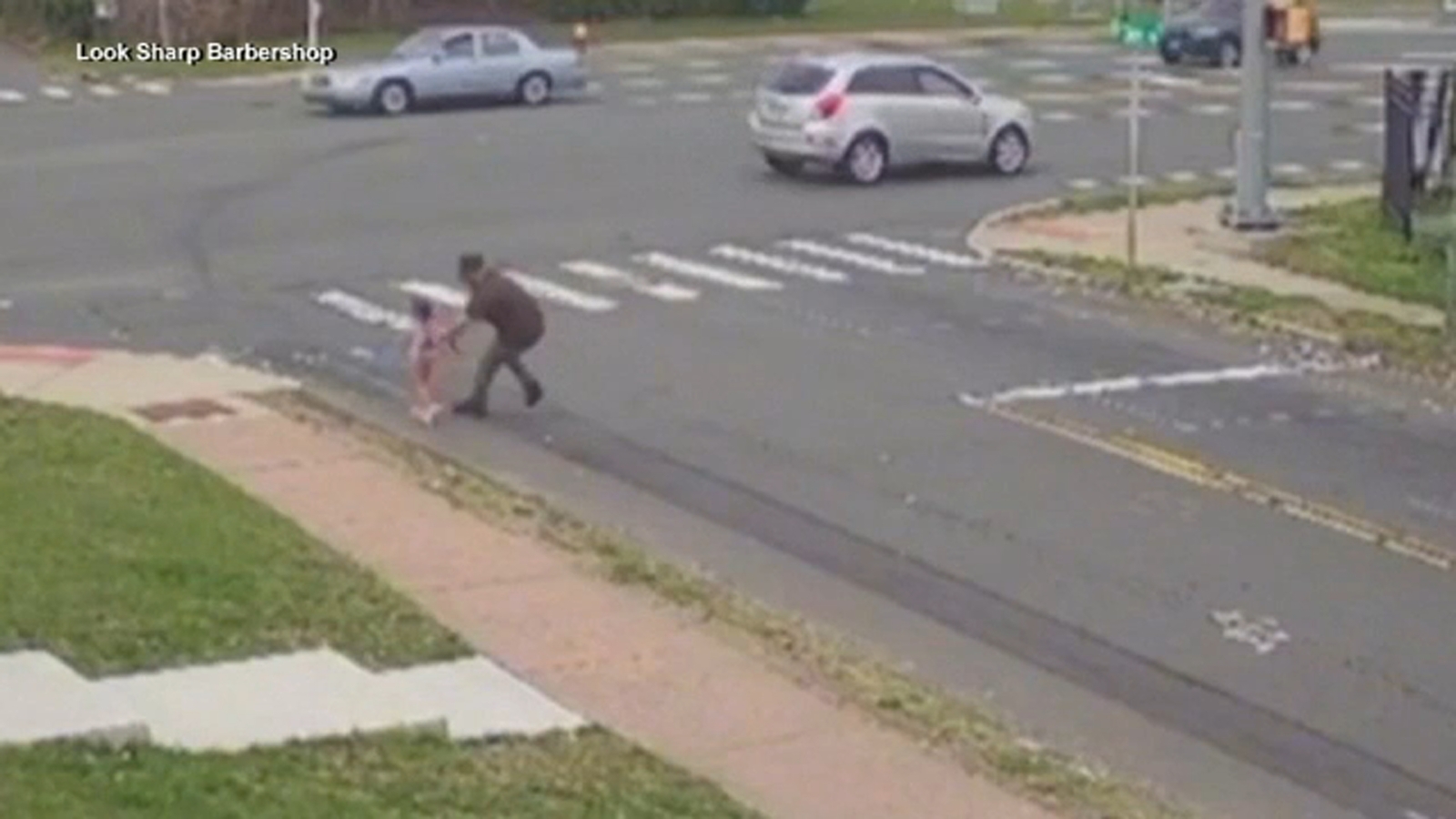 Barbers save little girl from running into busy road in East Hartford, Connecticut [Video]