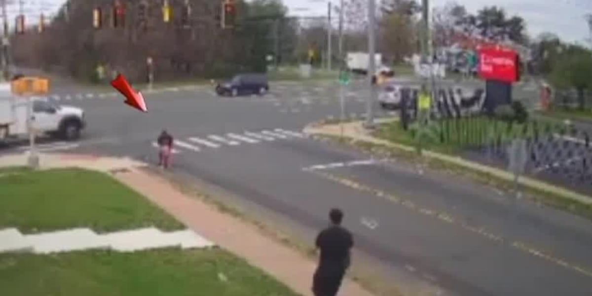 Barbers save young girl from wandering into busy intersection [Video]
