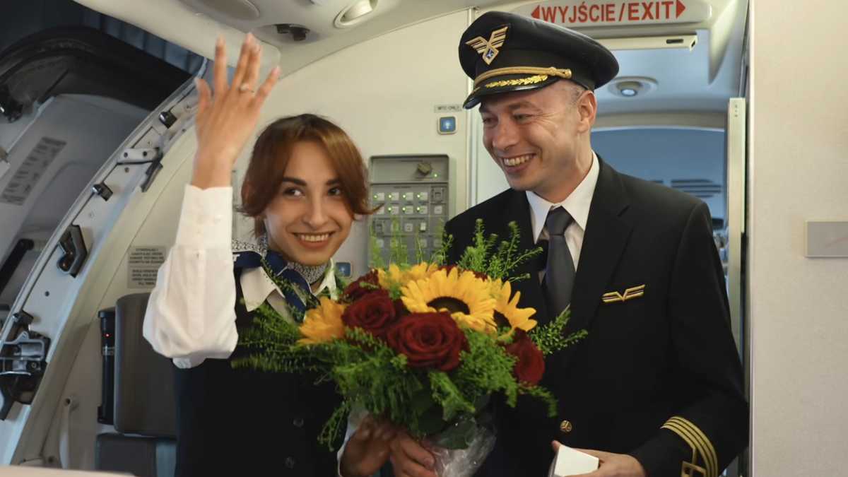 Pilot proposes to flight attendant girlfriend on plane [Video]