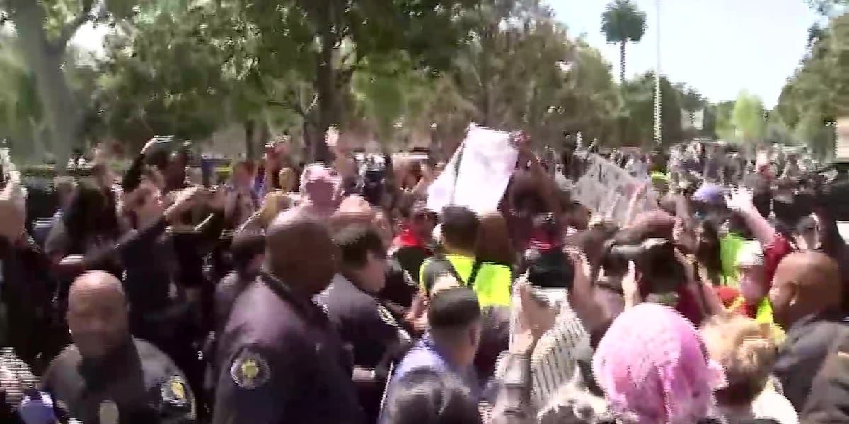 Students scuffle with police on campus of University of Southern California [Video]