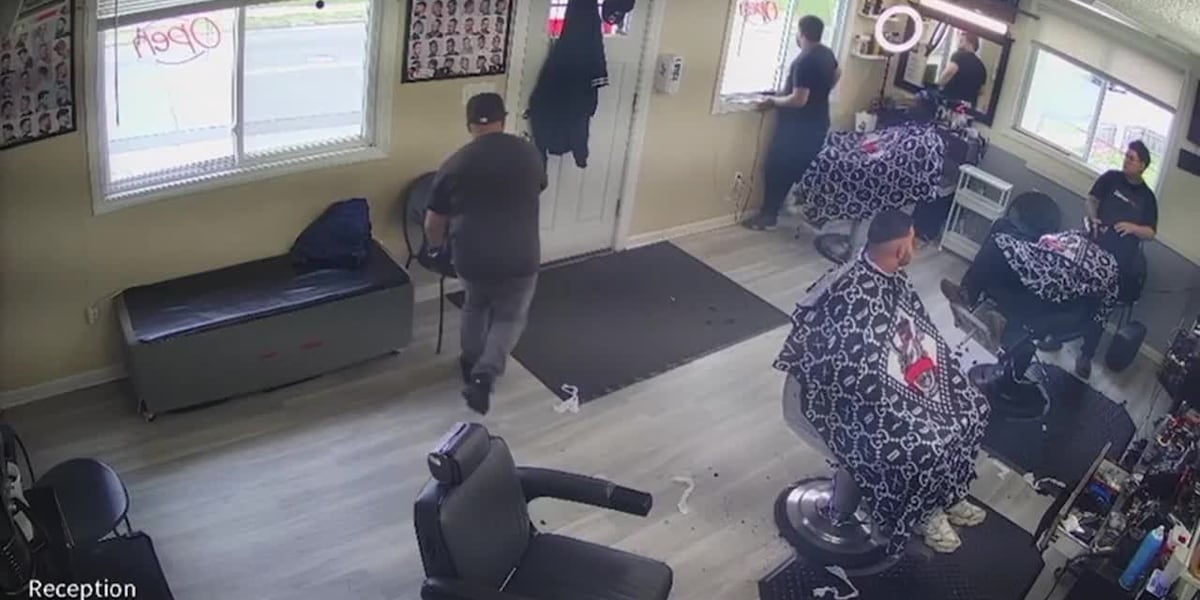 Barbers rescue young girl running into traffic [Video]