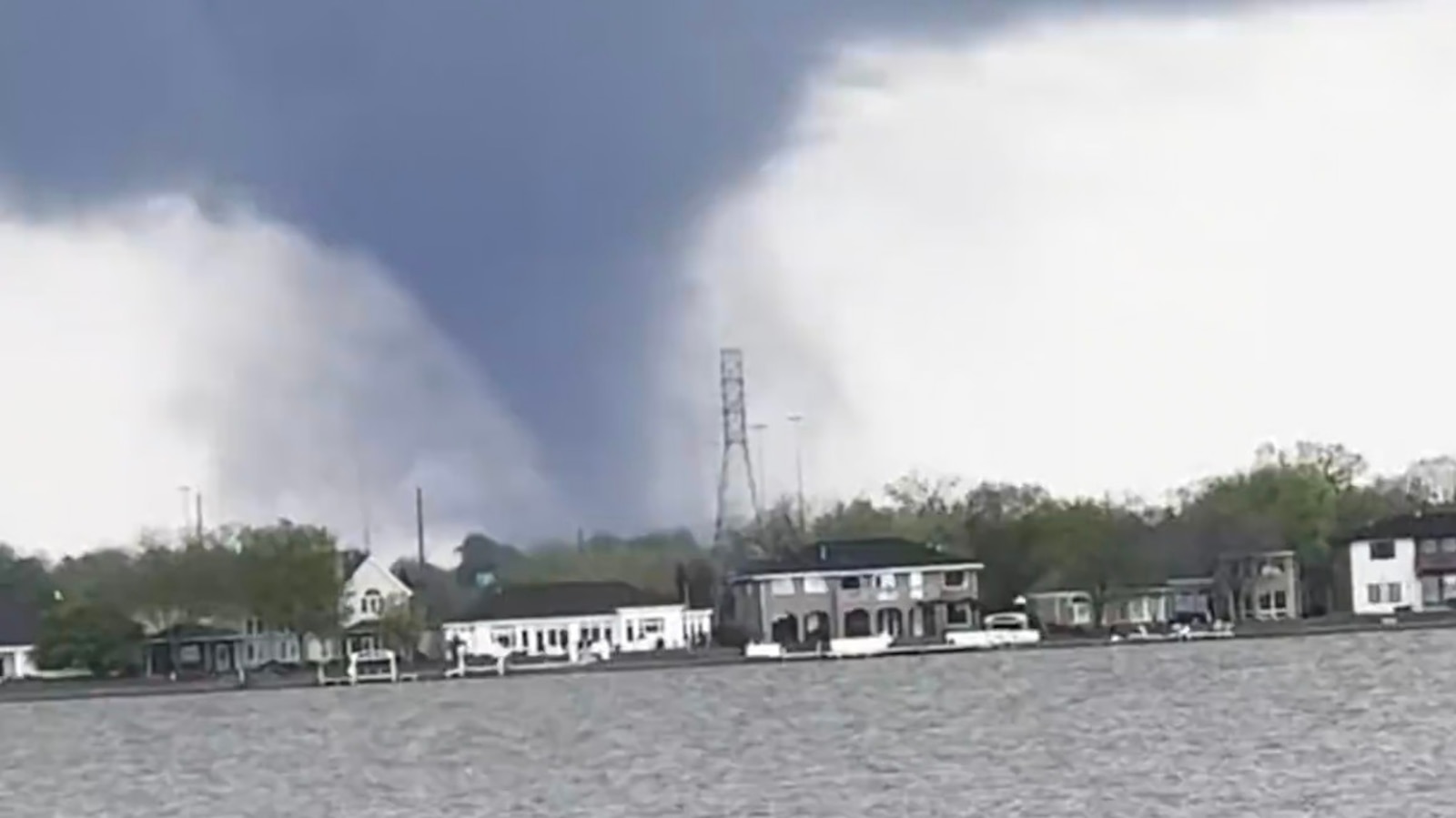 More than 2 dozen reported tornadoes in 3 states amid outbreak in the Plains [Video]