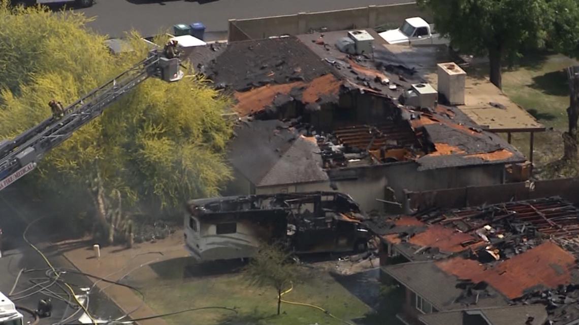 Several homes on fire in Mesa, officials say [Video]