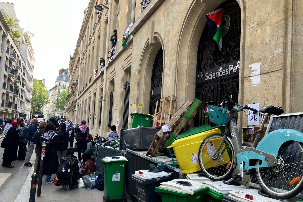 Students resume pro-Palestinian protests at a prestigious Paris university after police intervention | KLRT [Video]