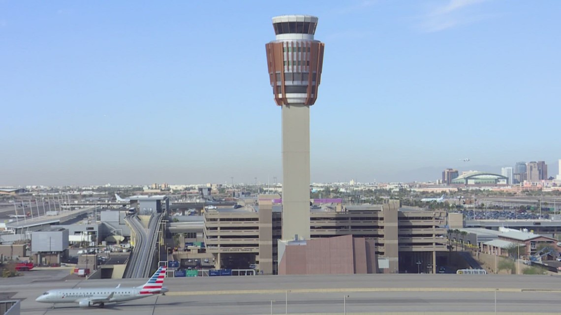 Internet issues reported at Phoenix airport [Video]