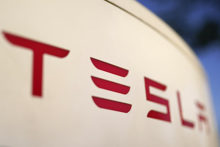 US probes whether Tesla Autopilot recall did enough to make sure drivers pay attention [Video]