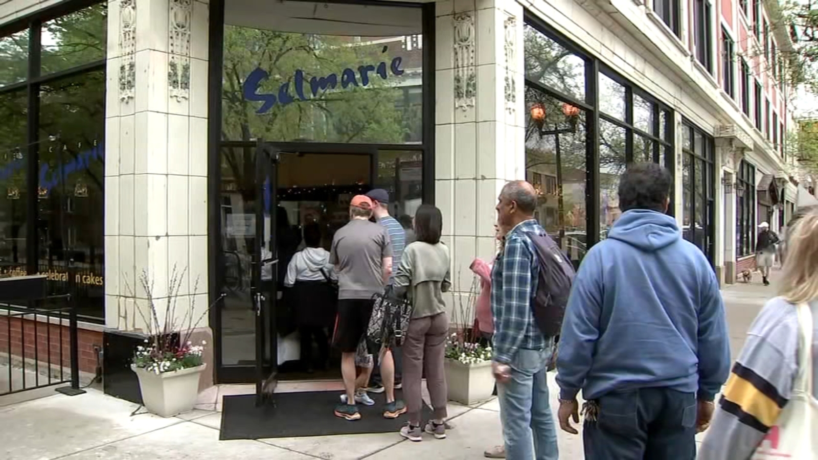 Caf Selmarie closes after more than 40 years in business in Lincoln Square, Chicago as owner Birgit Kobayashi retires [Video]