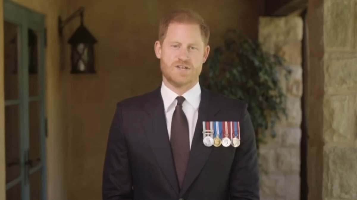 Prince Harry faces backlash for ’embarrassing’ and ‘ridiculous’ decision to wear UK ‘participation’ medals to present US army award [Video]