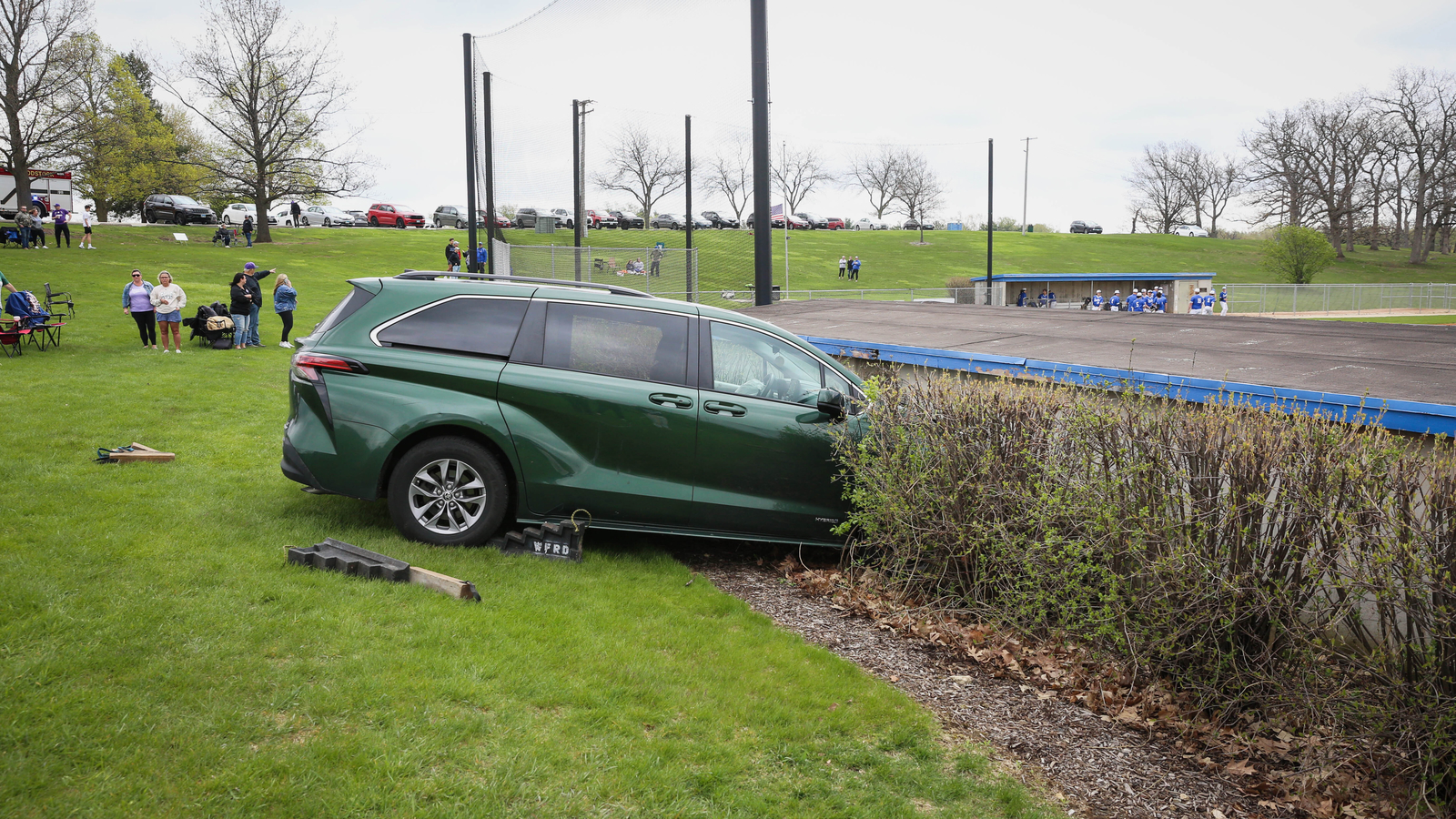 3 kids hospitalized after minivan crashes into Field of Dreams baseball field in Emricson Park, Woodstock, Illinois police say [Video]