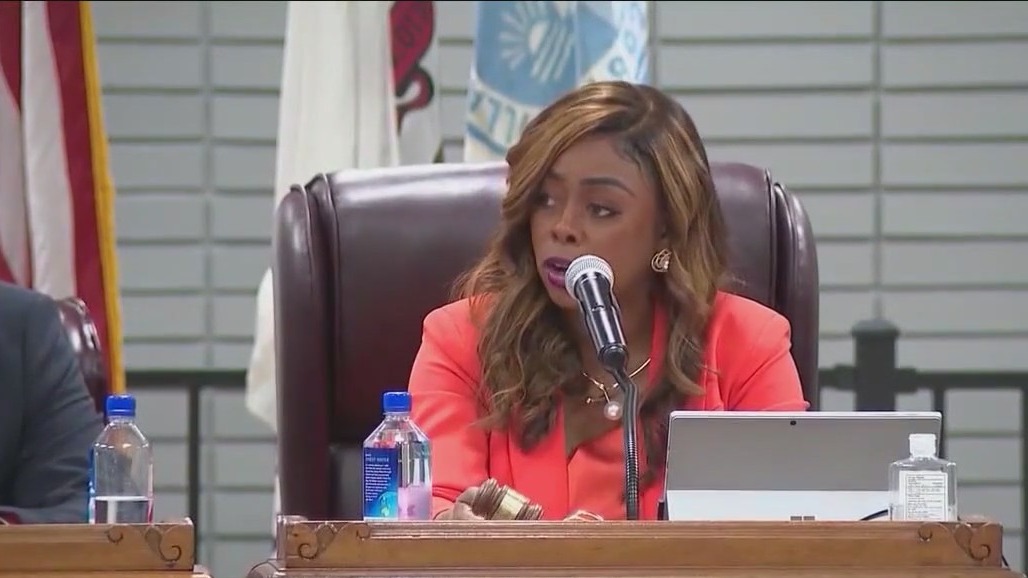 Mayor Tiffany Henyard under further FBI scrutiny as subpoenas served at Thornton Township Hall [Video]
