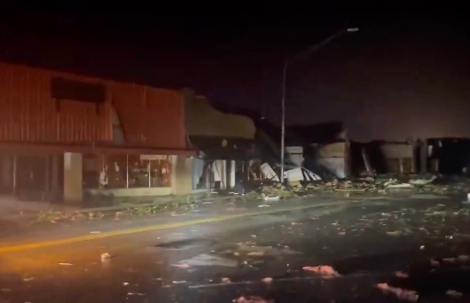 Oklahoma Tornadoes Kill Two, Including Child | HNGN [Video]