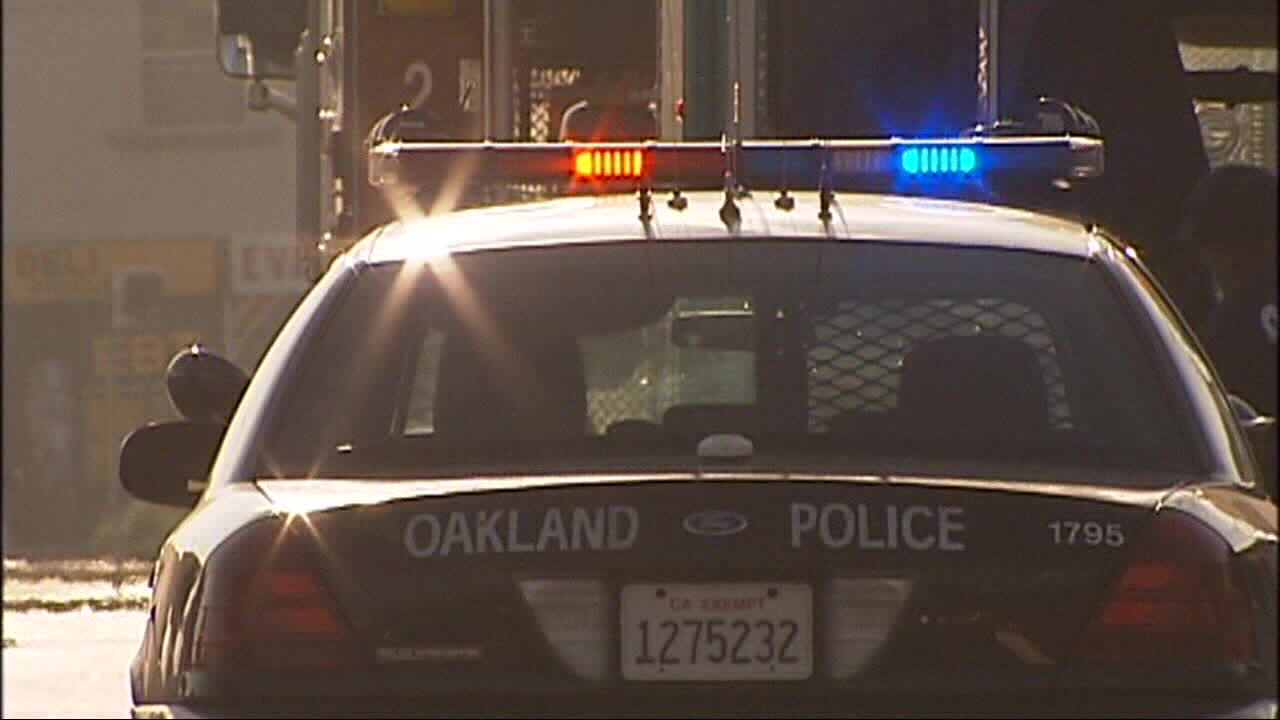 Gunshot victim walks into Oakland hospital, dies: Police [Video]