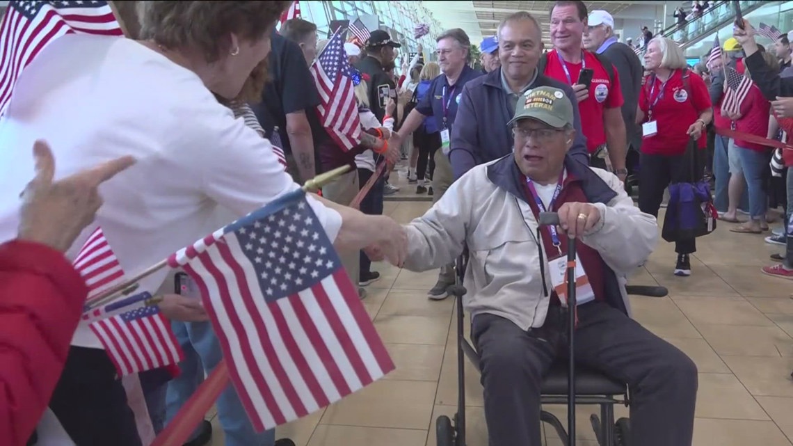 Honor Flight San Diego | Supporters, loved ones greet Vietnam veterans warmly after DC journey [Video]