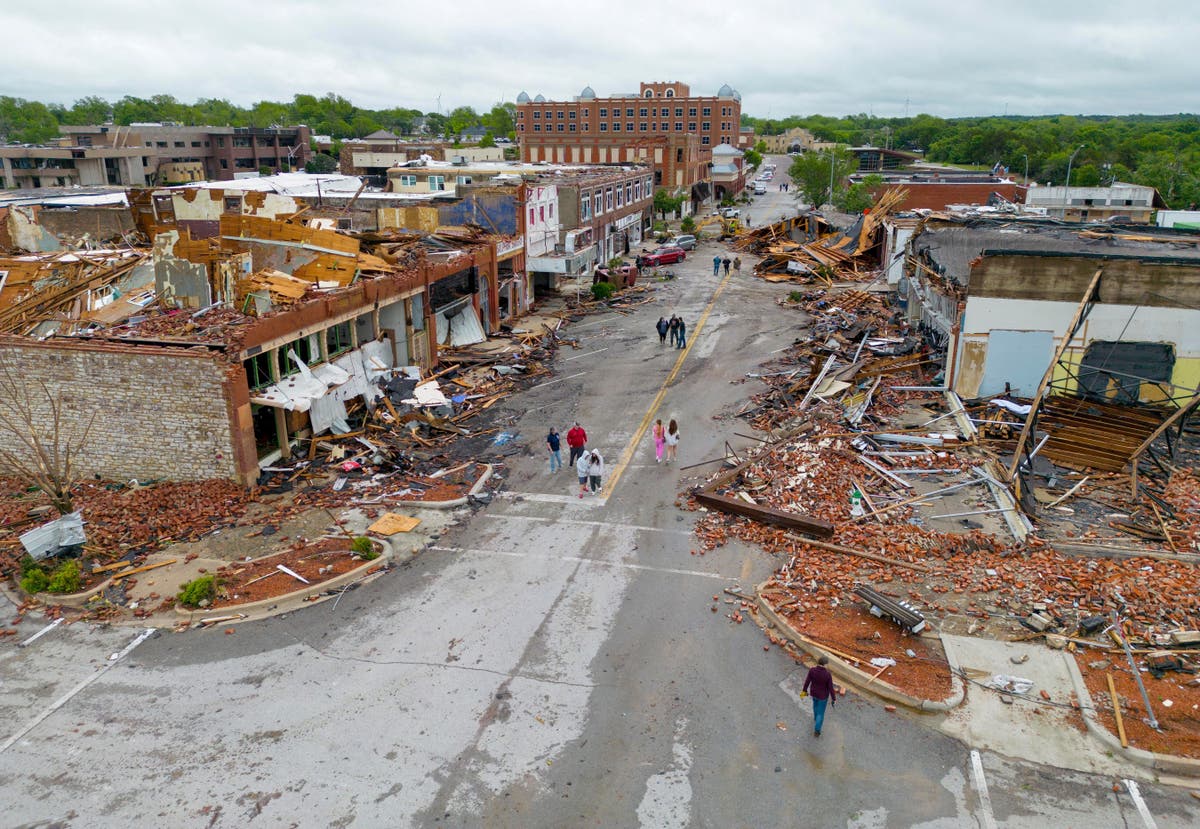 Baby among at least five killed after tornadoes rip through central US [Video]