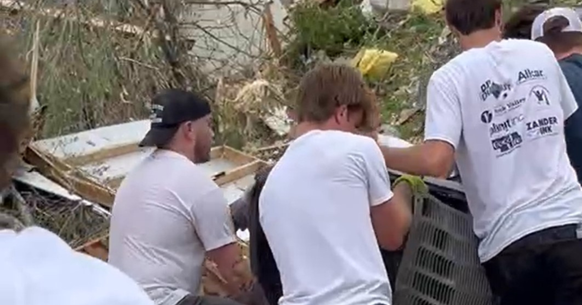 Zach Bryan joins cleanup effort after Nebraska tornadoes [Video]