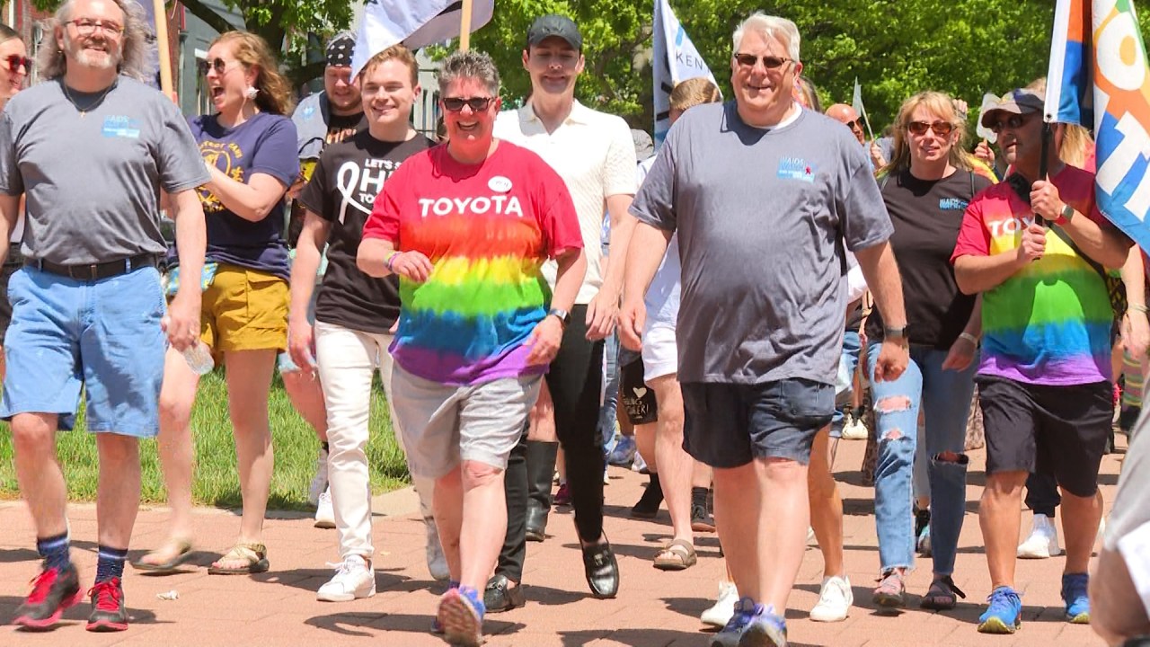 Community members march in the 31st Annual LexingtonAIDSWalk [Video]