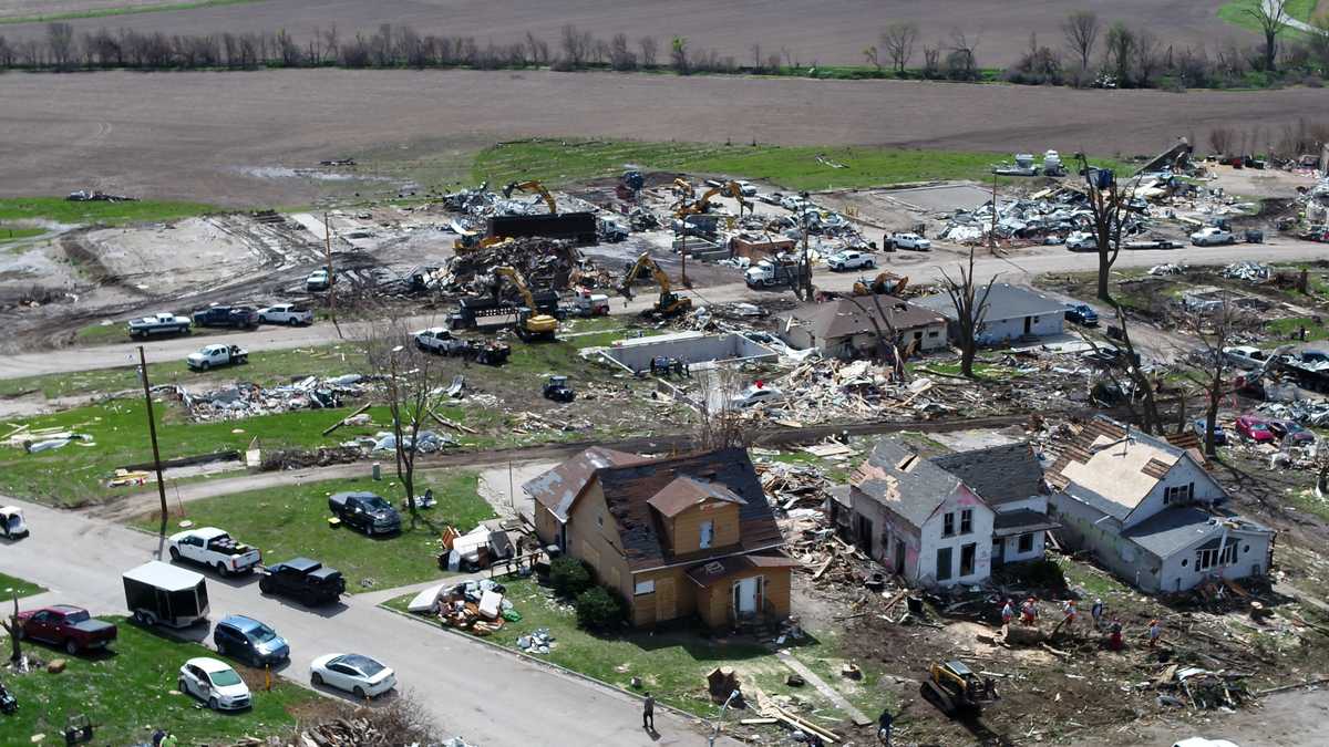 Minden families recount terrifying tornado [Video]
