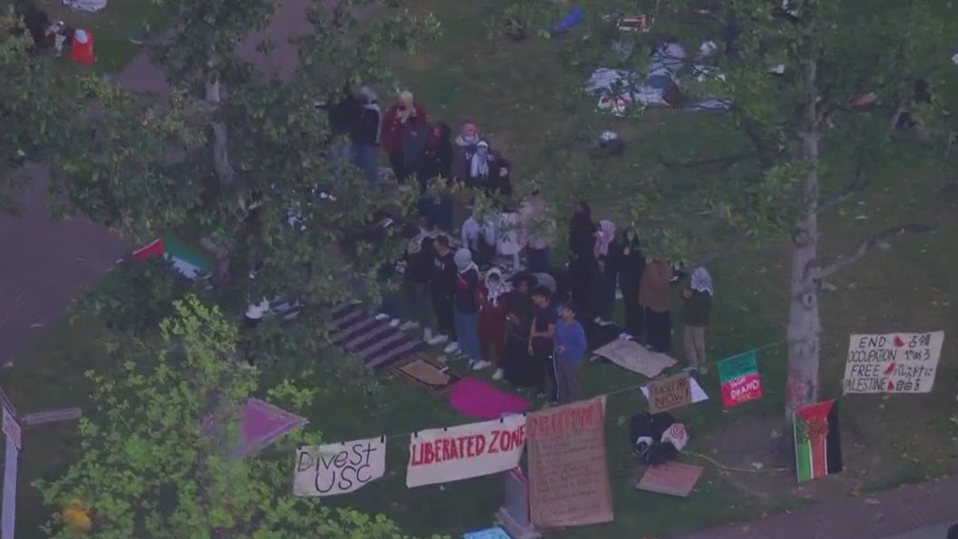 Protesters reportedly meet with USC president [Video]