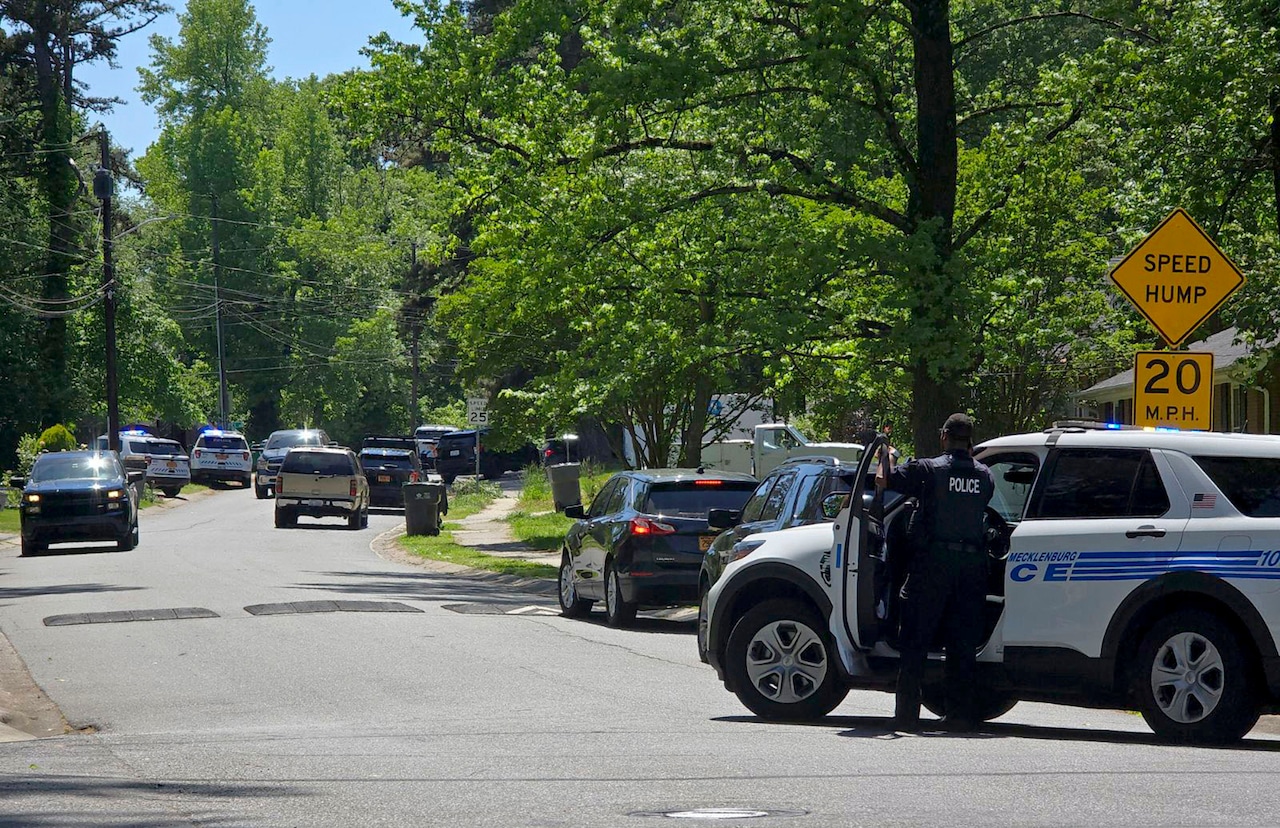 Gunmen kill 4 officers serving warrant in N.C., wound 4 others [Video]