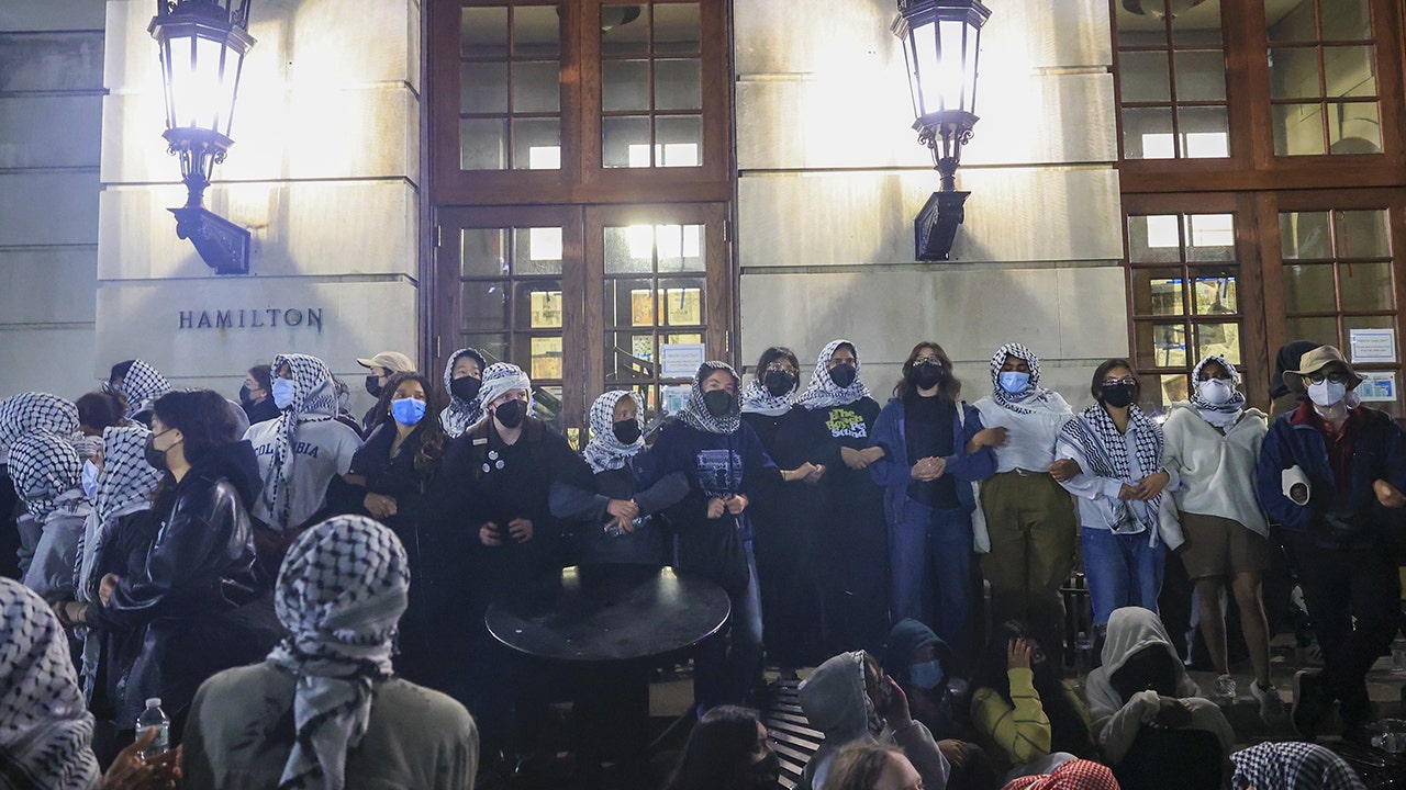 Antisemitic riot at Columbia University escalates as rebels take over Hamilton Hall [Video]
