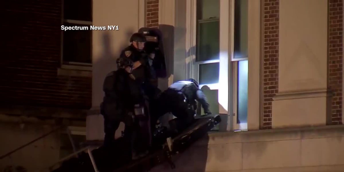 Police clear Columbia University building held by protesters; dozens arrested [Video]