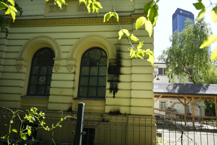Warsaw synagogue attacked with three firebombs in the night, but no one is hurt [Video]