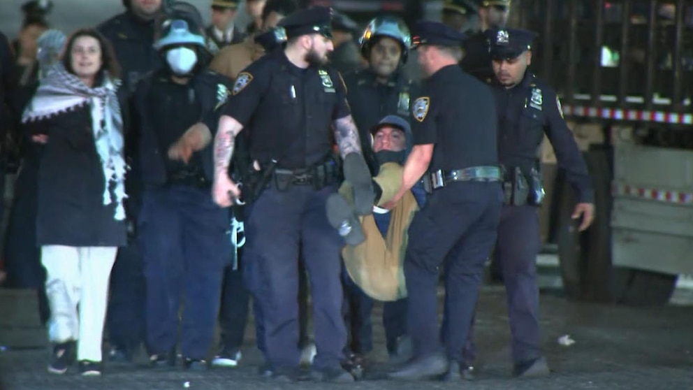 Video NYPD clears Columbia hall of protesters [Video]