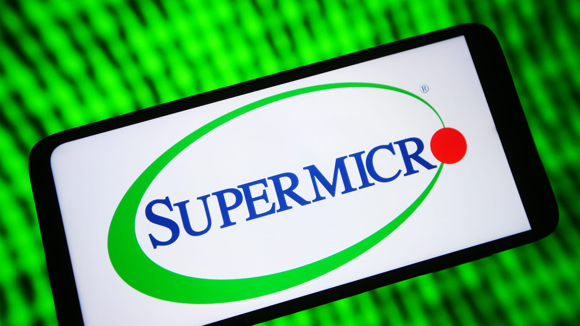 AI play Super Micro is getting crushed, but most analysts stay bullish [Video]