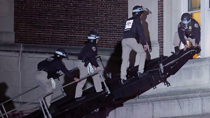 NYPD uses ladders to enter Hamilton Hall and remove Gaza protesters | News [Video]