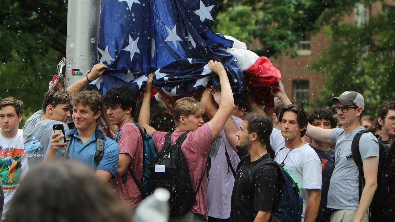 UNC fraternity brothers defend reinstated American flag from campus mob who replaced with Palestinian flag [Video]