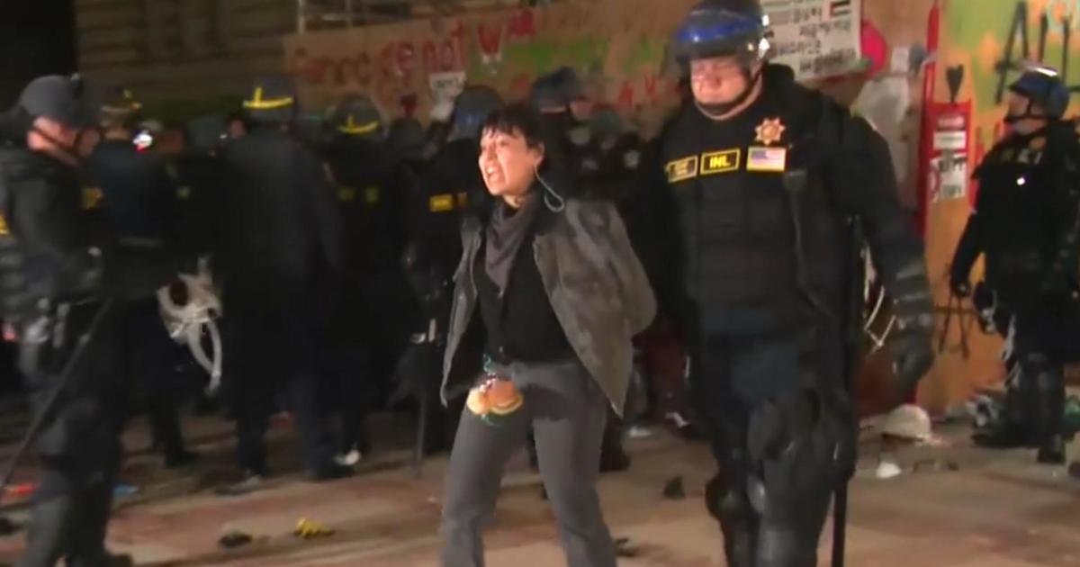 Police making arrests at UCLA encampment [Video]