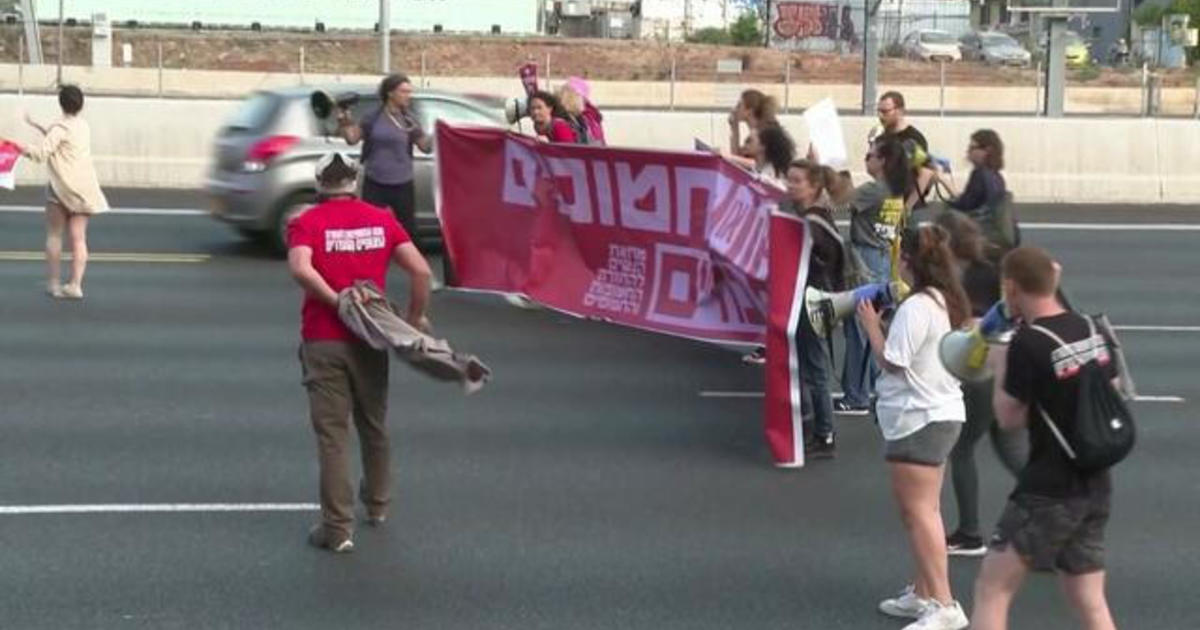 Tel Aviv demonstrators demand hostage deal [Video]
