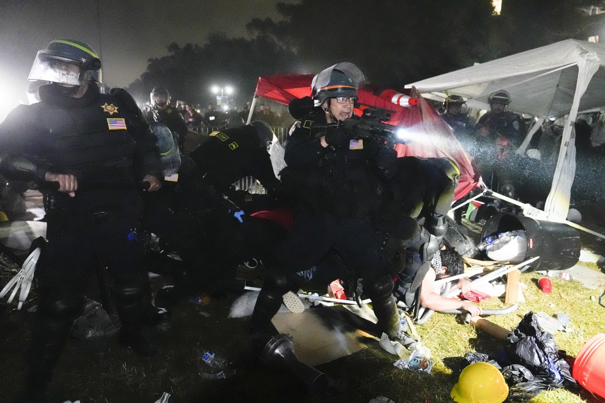 Police move in, begin dismantling demonstrators encampment at UCLA [Video]