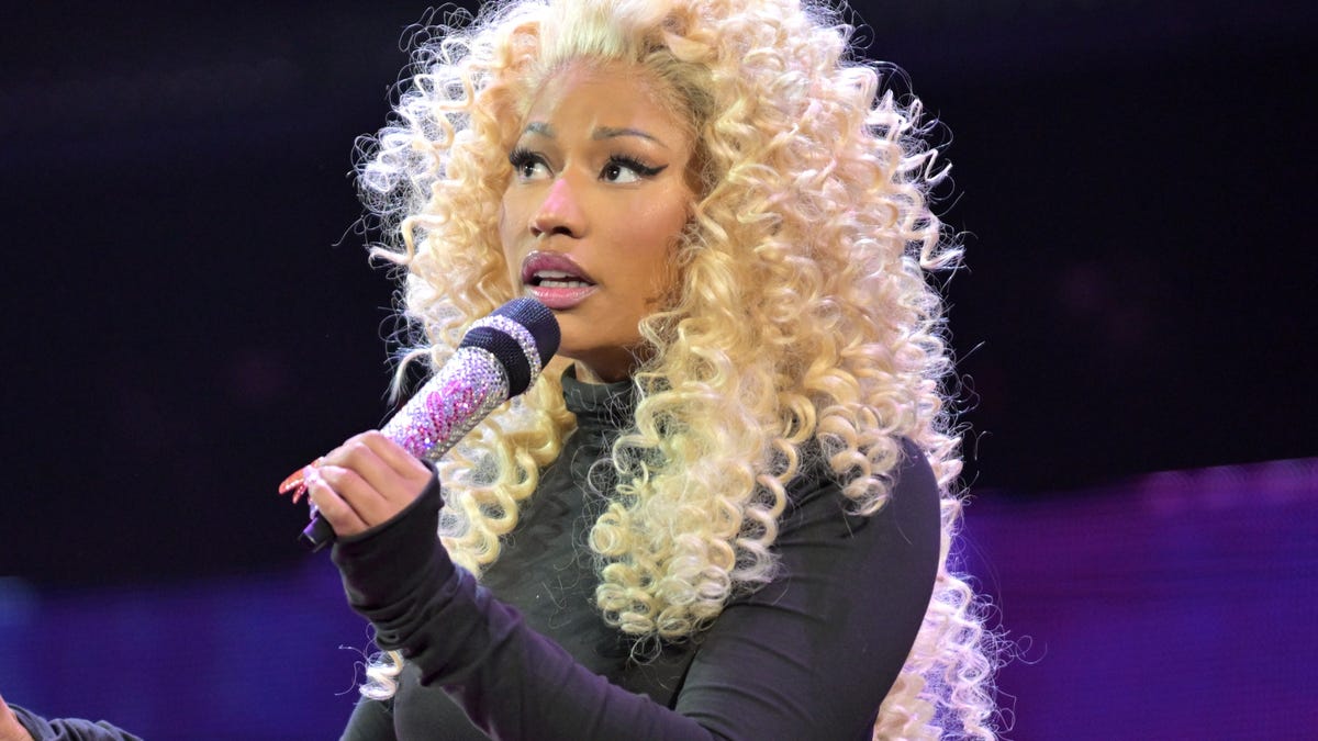 Nicki Minaj Performs Surprise Duet With This 80s Icon [Video]