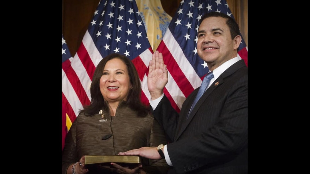 Video Texas Democratic Rep. Henry Cuellar, wife indicted on charges of bribes [Video]