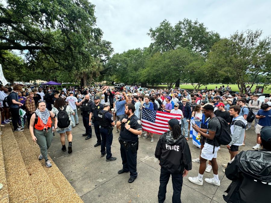 Protesters supporting Palestine and Israel rally at LSU Friday [Video]