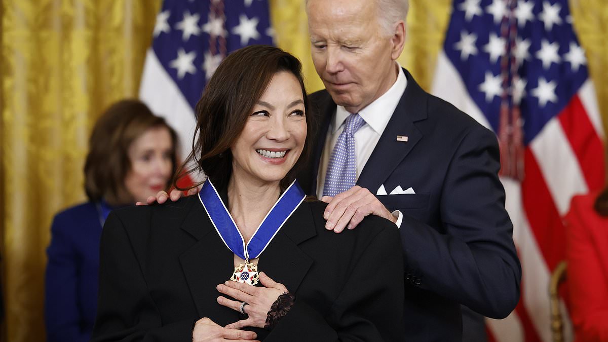 Biden gives the Presidential Medal of Freedom to Michelle Yeoh, Nancy Pelosi, John Kerry, Mike Bloomberg and Al Gore … and slides in a dig at Trump [Video]