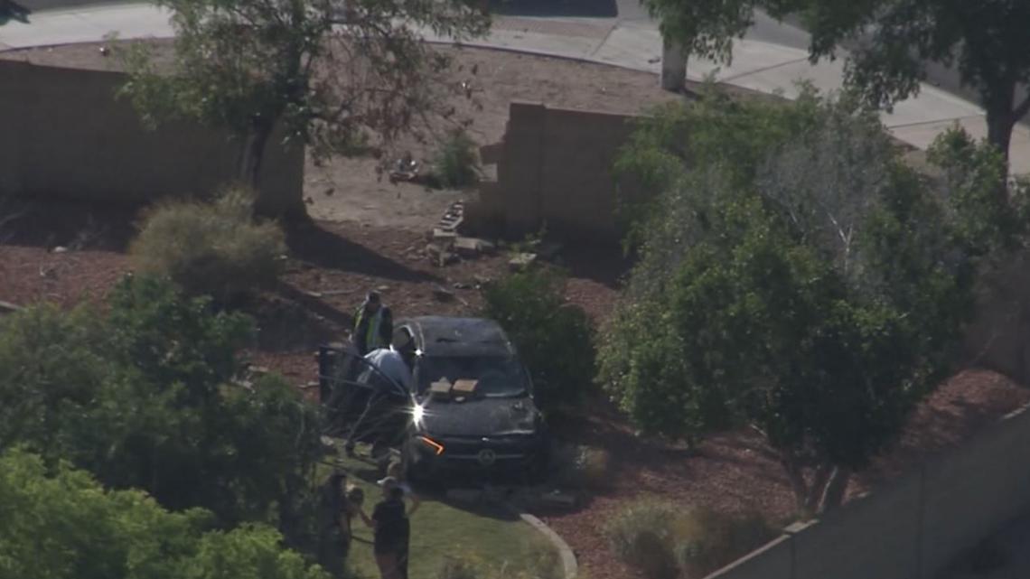 Car crashes into wall in Glendale, 2 hospitalized [Video]
