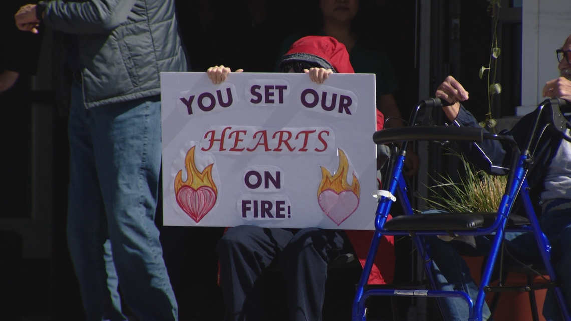 Good News: Memory care facility hosts get-together to thank firefighters [Video]