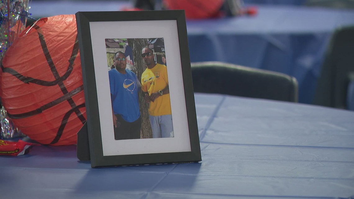 Community gathers to remember Arizona high school basketball coach [Video]
