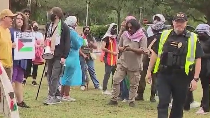 Protests remain peaceful outside UCF graduation [Video]