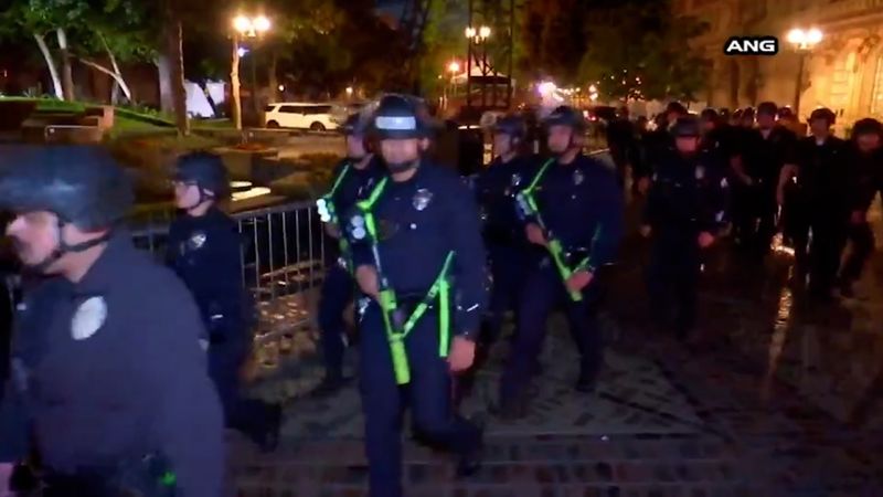 See LAPD officers shut down pro-Palestinian encampment at USC [Video]