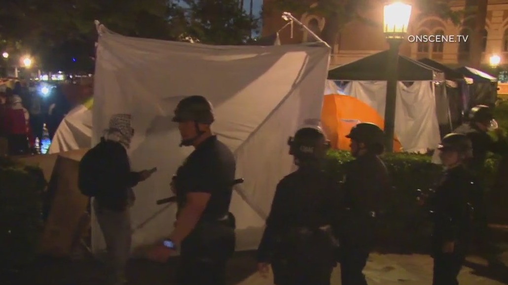 Police clear USC pro-Palestine encampment [Video]