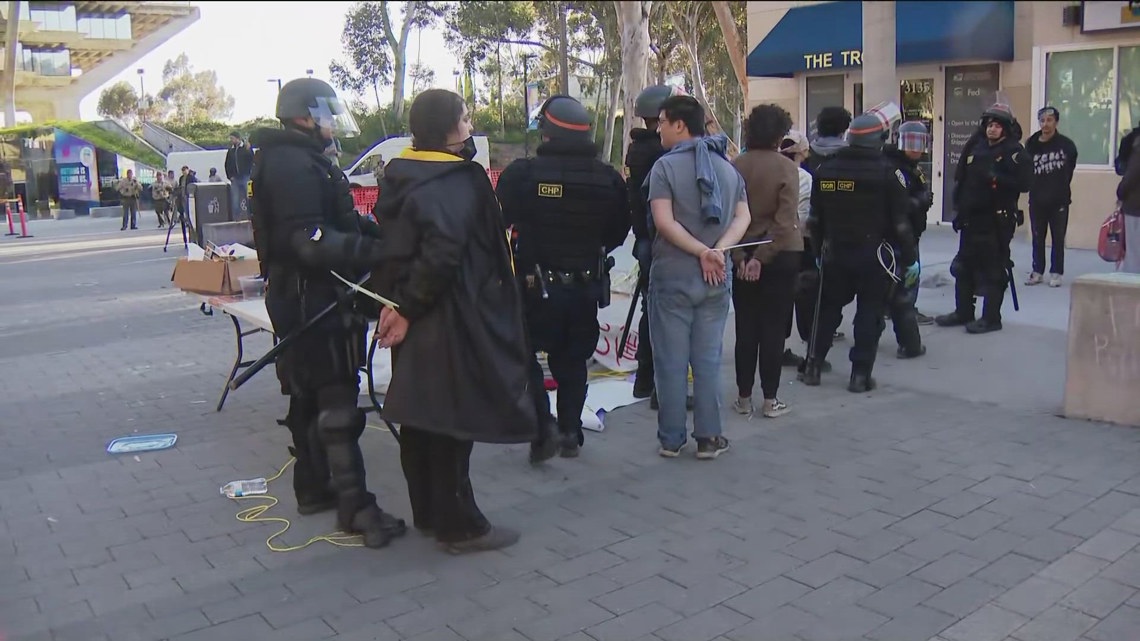 Police break down UC San Diego encampment, remove protestors [Video]